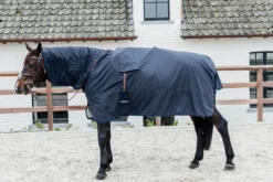 Ausreitdecke Hurricane, Regendecke, mit Steigbügelöffnungen, mit festem Halsteil