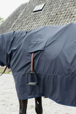Ausreitdecke Hurricane, Regendecke, mit Steigbügelöffnungen, mit festem Halsteil