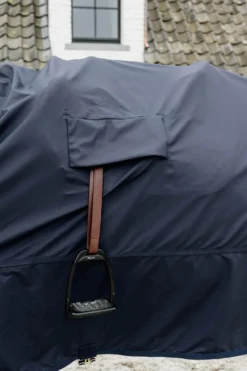 Ausreitdecke Hurricane, Regendecke, mit Steigbügelöffnungen, mit festem Halsteil
