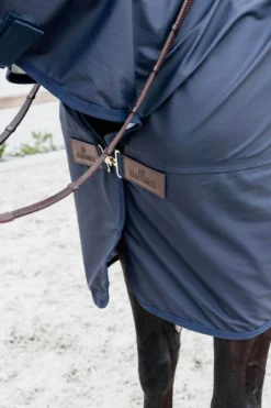 Ausreitdecke Hurricane, Regendecke, mit Steigbügelöffnungen, mit festem Halsteil
