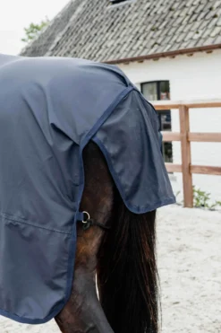 Ausreitdecke Hurricane, Regendecke, mit Steigbügelöffnungen, mit festem Halsteil