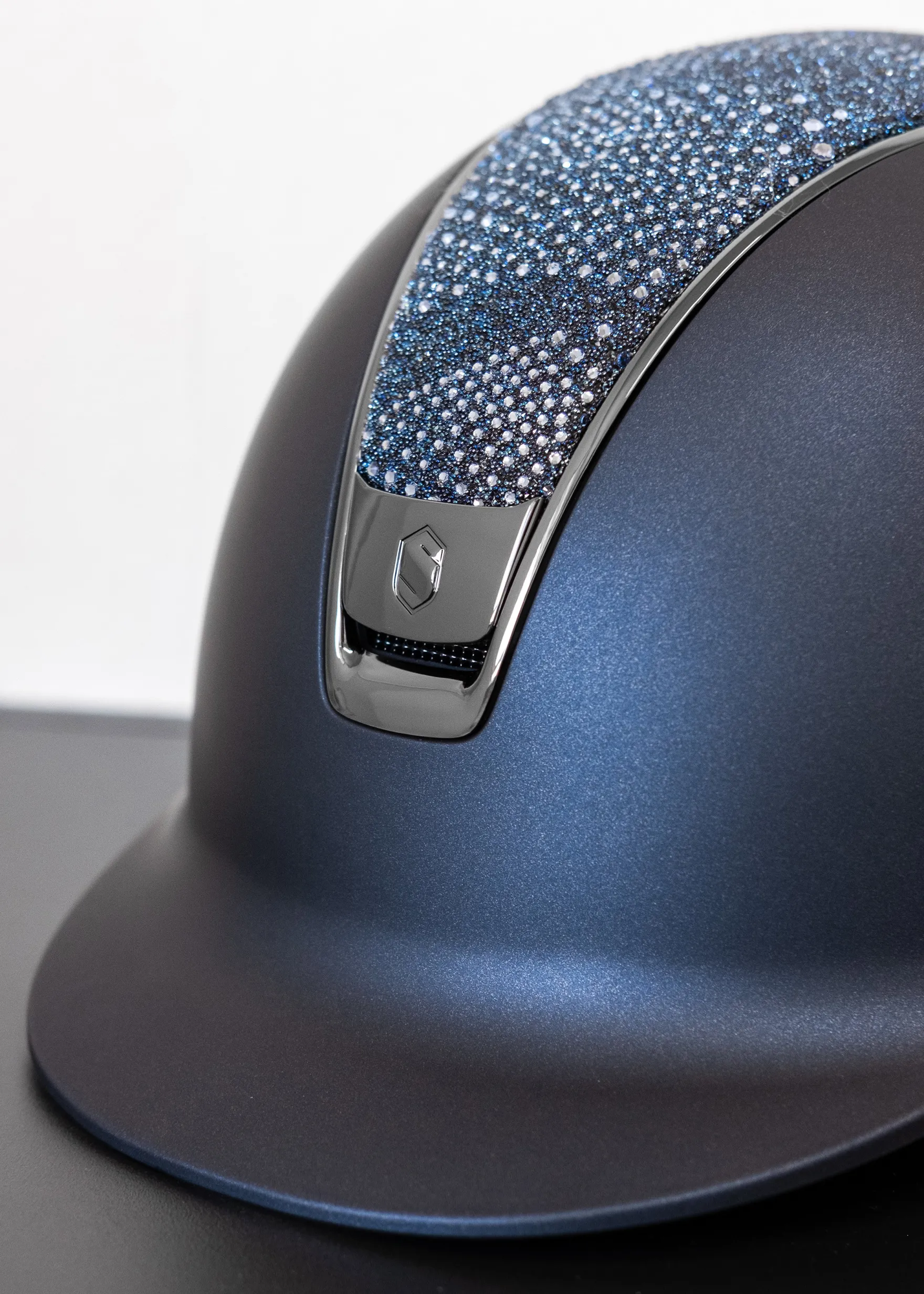 Reithelm Classic 2.0 Shadowmatt, Top Crystal Intarsia, Trim + Blason Black Chrome